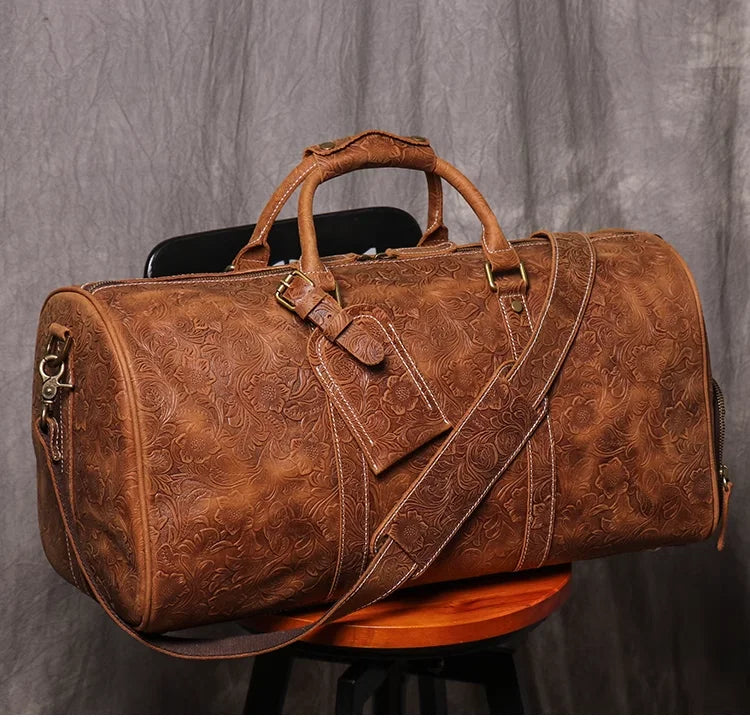 Braune Vintage-Ledertasche mit Ledergriffen auf einer Holzoberfläche.