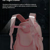 Pinker Rucksack mit reflektierendem Material vor dunklem Hintergrund