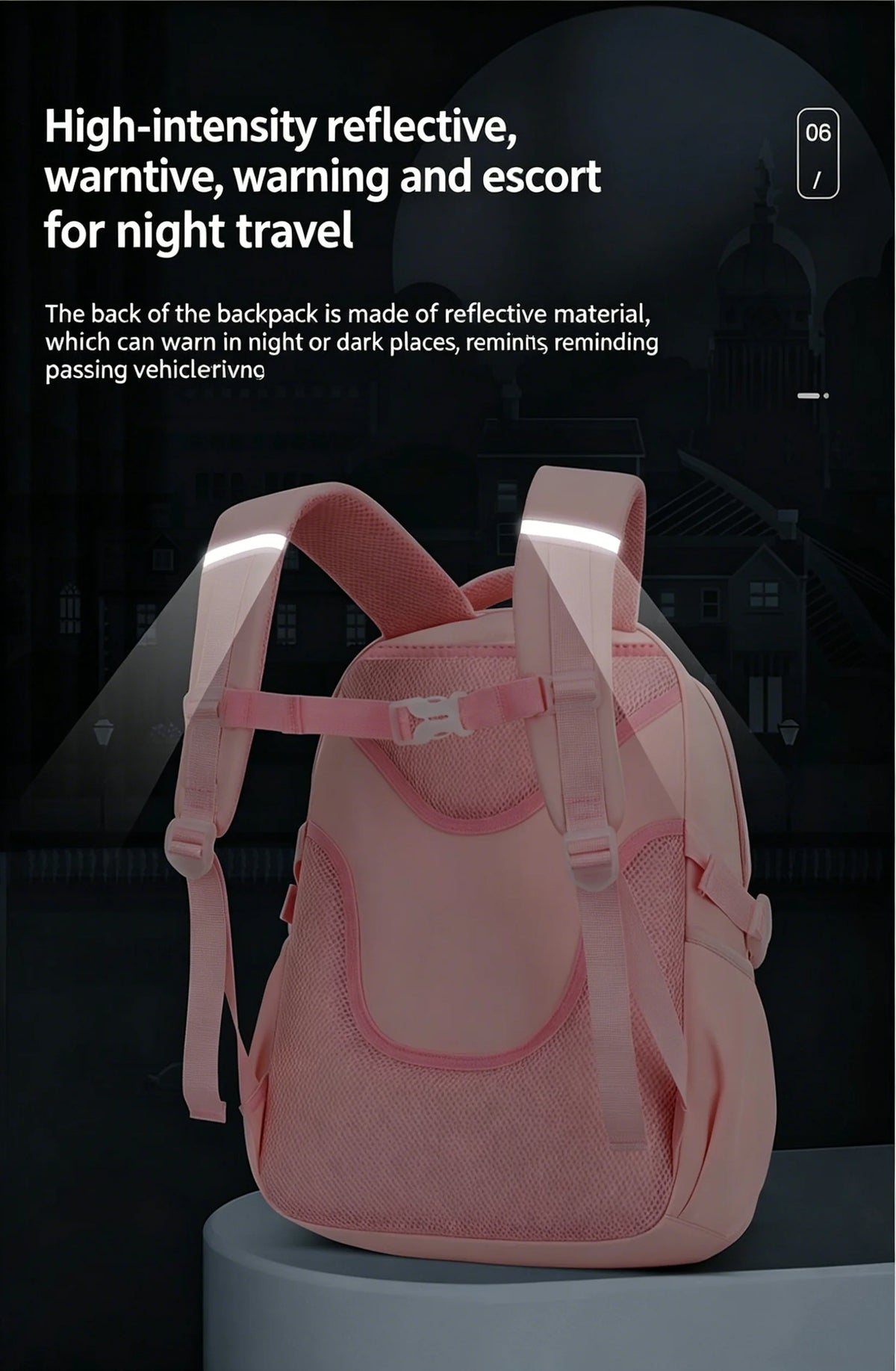 Pinker Rucksack mit reflektierendem Material vor dunklem Hintergrund