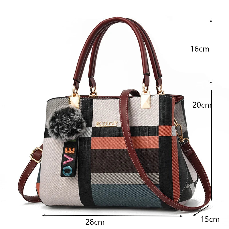 Sac bandoulière en cuir PU à carreaux beige et noir avec brides en cuir marron et pompon en fausse fourrure noire.