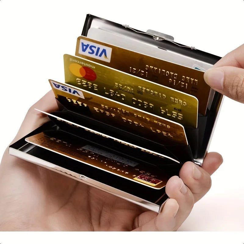 Eine Hand hält eine offene Metal-RFID-Kreditkarten-Wallet mit gestapelten Plastikkarten.