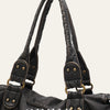 Nahaufnahme einer dunkelbraunen Vintage-PU-Leder-Tasche mit Lederriemen und Messing-Hardware.