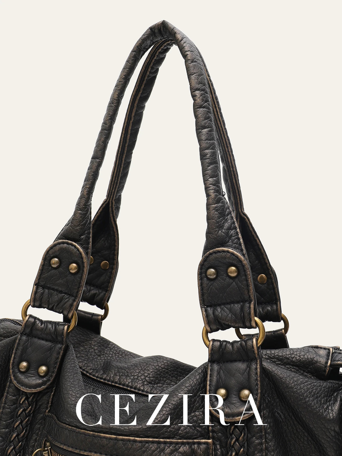 Nahaufnahme einer dunkelbraunen Vintage-PU-Leder-Tasche mit Lederriemen und Messing-Hardware.
