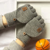 Nahaufnahme eines grauen Strickfingerless-Handschuhs auf einem Holzarm, mit einem orangen Basketball in der Nähe.