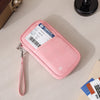 Cartera de pasaporte rosa con bloqueo RFID para viajes seguros, mostrada sobre una superficie clara.