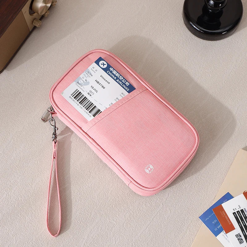 Cartera de pasaporte rosa con bloqueo RFID para viajes seguros, mostrada sobre una superficie clara.