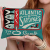 Sac de maquillage bleu sarcelle avec un design graphique de sardines de l'Atlantique et le mot Seasalt