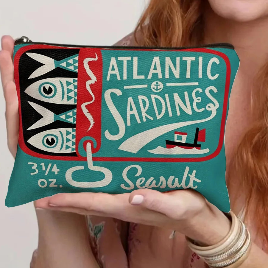 Sac de maquillage bleu sarcelle avec un design graphique de sardines de l'Atlantique et le mot Seasalt