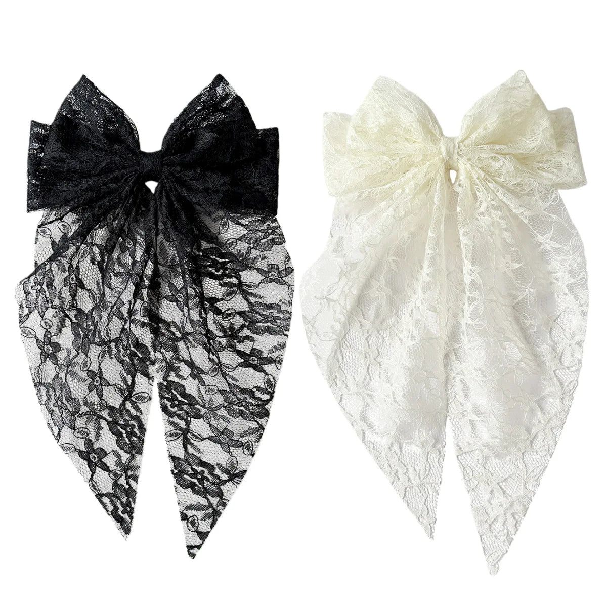 Ein Paar elegante Spitzenbänder, eines schwarz und eines weiß, als Haarschmuck.