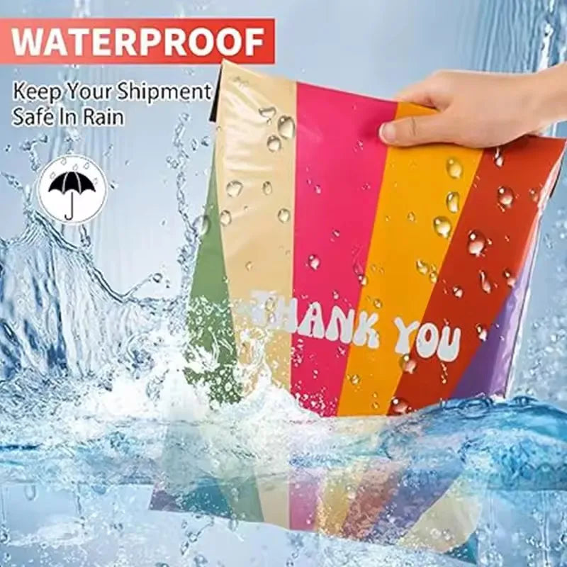 Un sac d'envoi coloré et scellable utilisé dans l'eau, démontrant sa propriété imperméable.