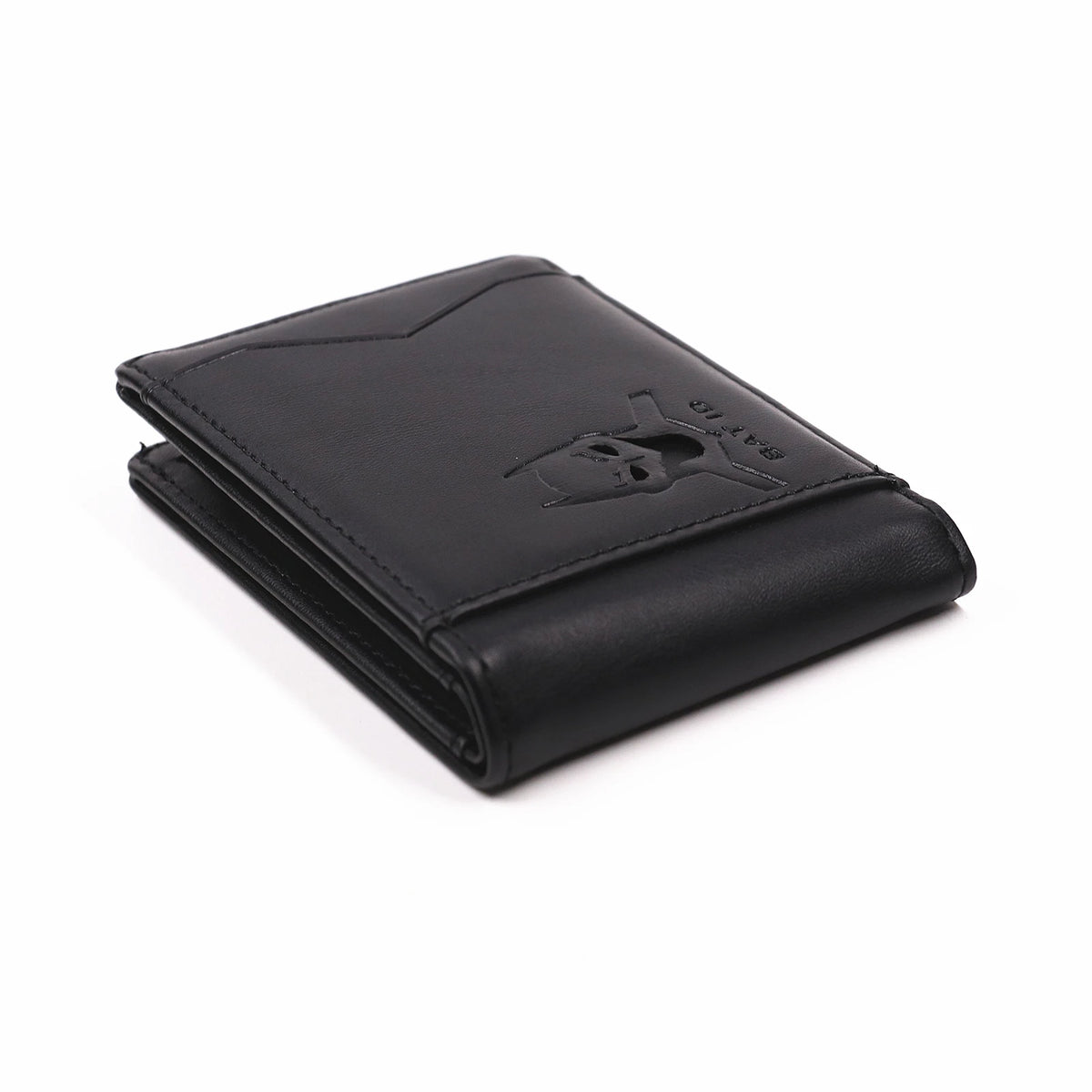 Cartera delgada de cuero negro con diseño de calavera, vista desde arriba.