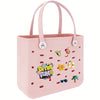 Grand sac de plage imperméable en caoutchouc EVA rose avec de petits éléments décoratifs.