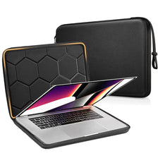 Schwarze Laptop-Hülle mit goldener Akzent, geöffnet, zeigt silbernen Laptop drinnen.