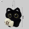 Colgante llavero de peluche de gato negro con grandes ojos y una huella de pata blanca.