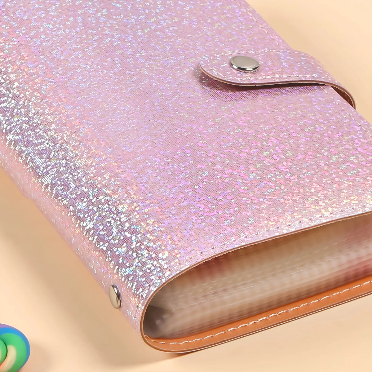 Carnet rose pailleté avec couverture en cuir et une page visible à l'intérieur
