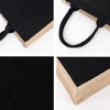 Schwarze Stofftasche mit natürlichem Jute-Burlap-Verzierung und schwarzem Trageriemen.