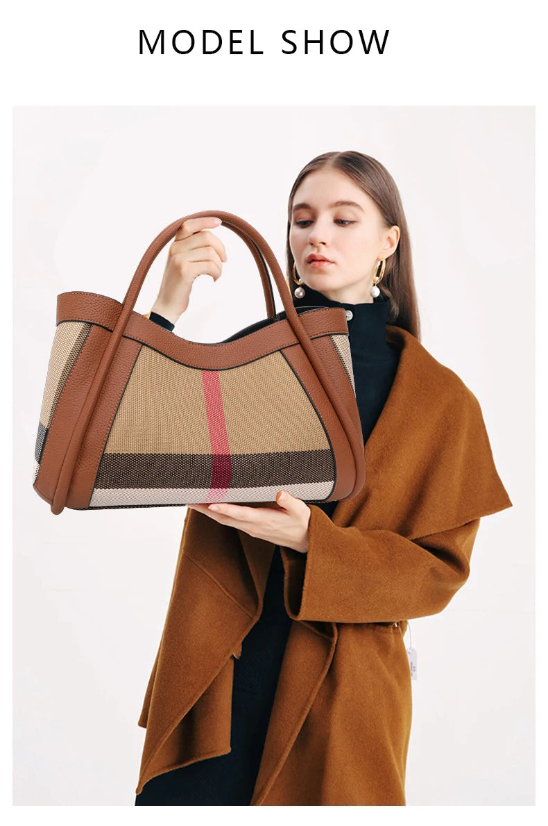 Ein Model hält eine Karamell-Karo-Kuhleder-Tasche vor sich und trägt einen braunen Mantel.