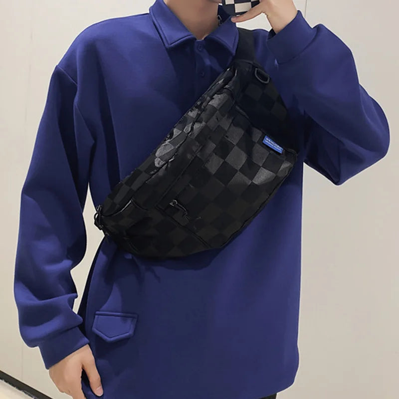 Eine Person trägt ein königsblaues Langarmshirt und hält eine schwarz karierte Brusttasche.
