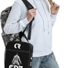 Eine Frau in einem weißen Hoodie hält eine schwarze wiederverwendbare Lunchtasche aus Oxford-Stoff mit den Buchstaben CRY.