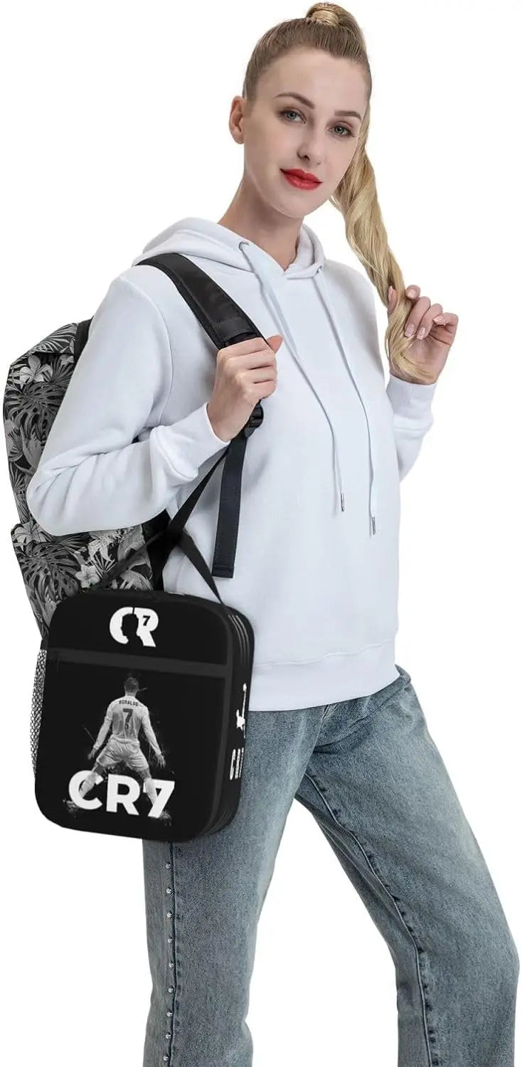 Eine Frau in einem weißen Hoodie hält eine schwarze wiederverwendbare Lunchtasche aus Oxford-Stoff mit den Buchstaben CRY.