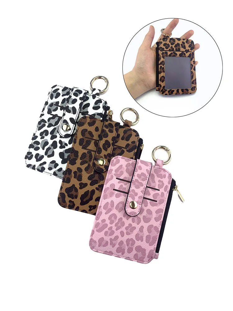 Pinkes Leopardenmuster-PU-Leder-Kartenträger mit goldener Kette und ein separates Bild eines schwarzen Leopardenmuster-Handys