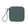 Una bolsa gris suave para guardar auriculares con un clip de plata adjunto.