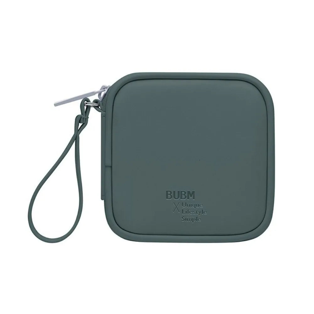 Una bolsa gris suave para guardar auriculares con un clip de plata adjunto.