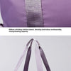 Gros plan d'une pochette de voyage violette avec renfort en couture de ruban et conception portable en sangle.