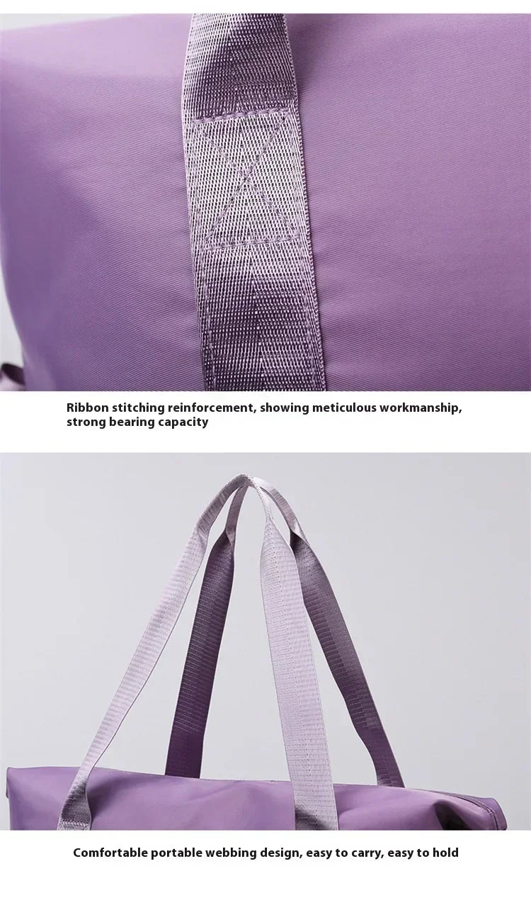Gros plan d'une pochette de voyage violette avec renfort en couture de ruban et conception portable en sangle.