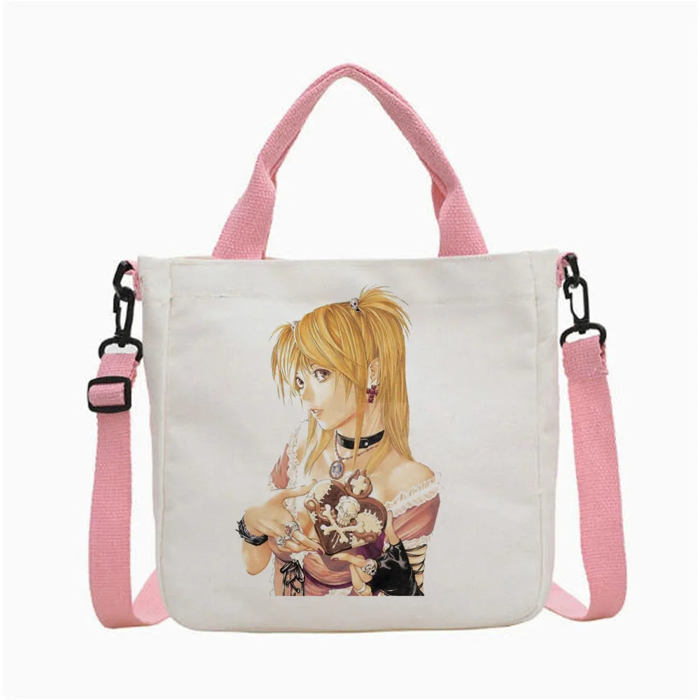 Una bolsa de tela blanca con correas rosas que presenta una ilustración de un personaje rubio.