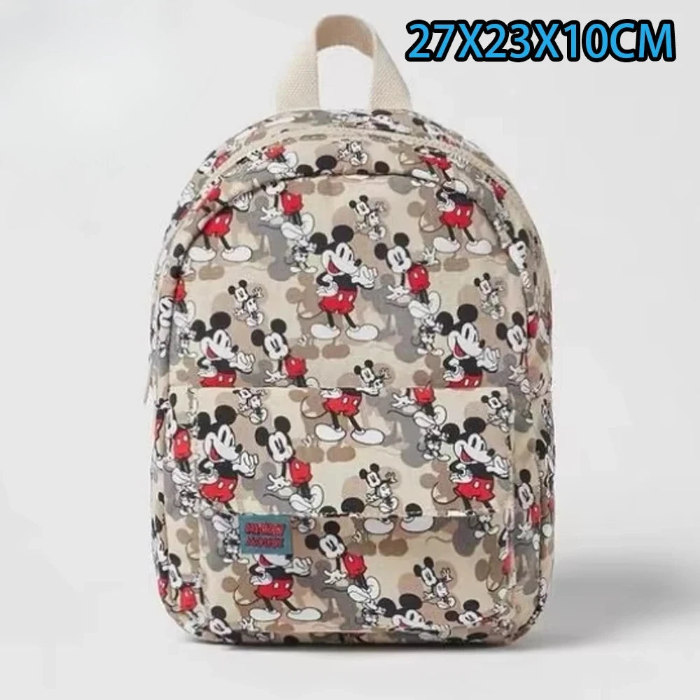 Mochila de peluche beige con dibujo de ratón pato y personajes de Mickey Mouse.