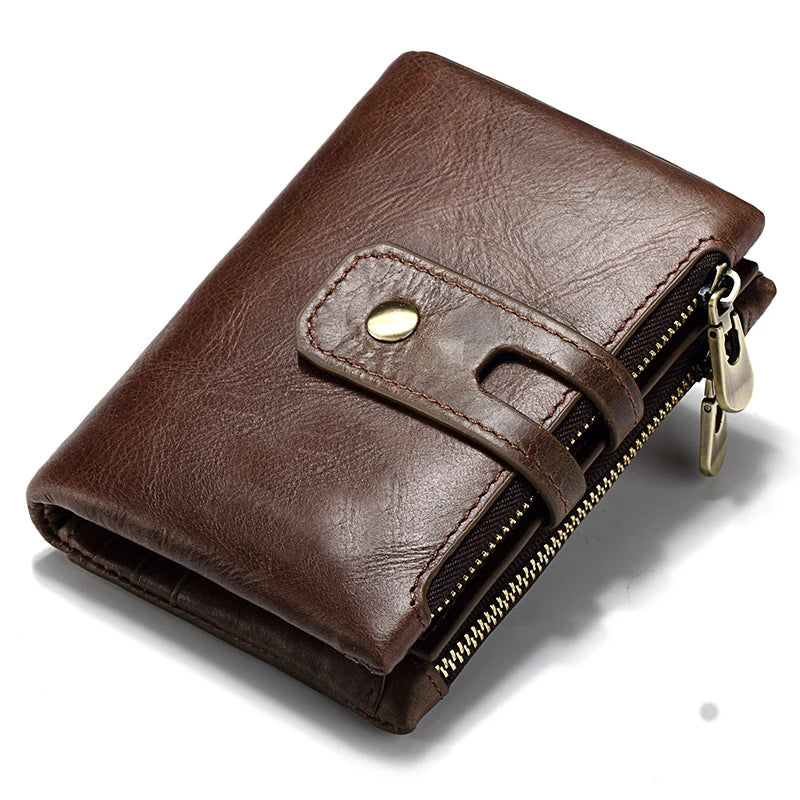 Braunes Leder-Bifold-Portemonnaie mit goldfarbener Naht und Metallverschluss.