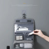 Un sac organisateur en tissu gris portable accroché au mur, affichant divers petits objets à l'intérieur.
