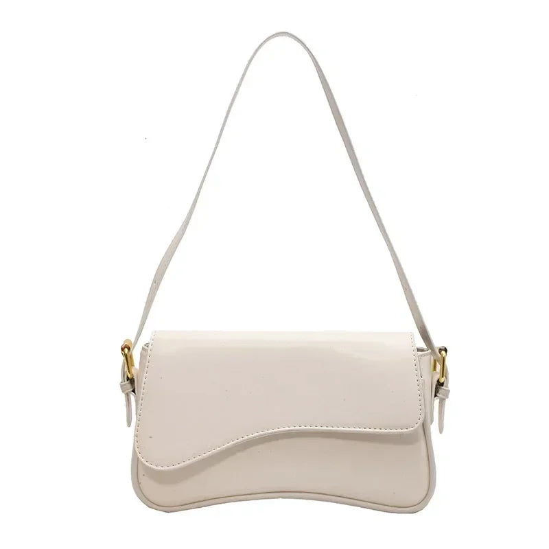 Bolso cruz de cuero beige vintage con correa delgada.