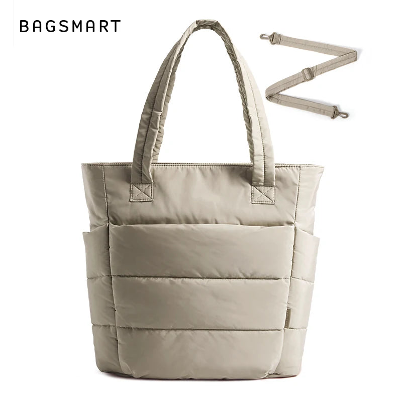 Sac fourre-tout rembourré beige avec une sangle beige clair sur fond blanc.