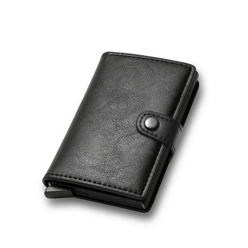 Portefeuille avec porte-cartes fin en fibre de carbone noire, vu de côté.