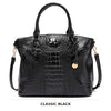 Schwarze Krokodilmuster-Oberteil mit Henkel und Crossbody-Tasche.