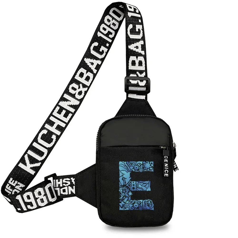 Schwarze Leinwandtasche mit weißem Text und blauem Initialdetails