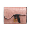 Porte-cartes clutch crocodile rose avec détail initial doré.