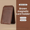 Porte-cartes magnétique marron en cuir avec une texture peau-friendly, vue rapprochée.