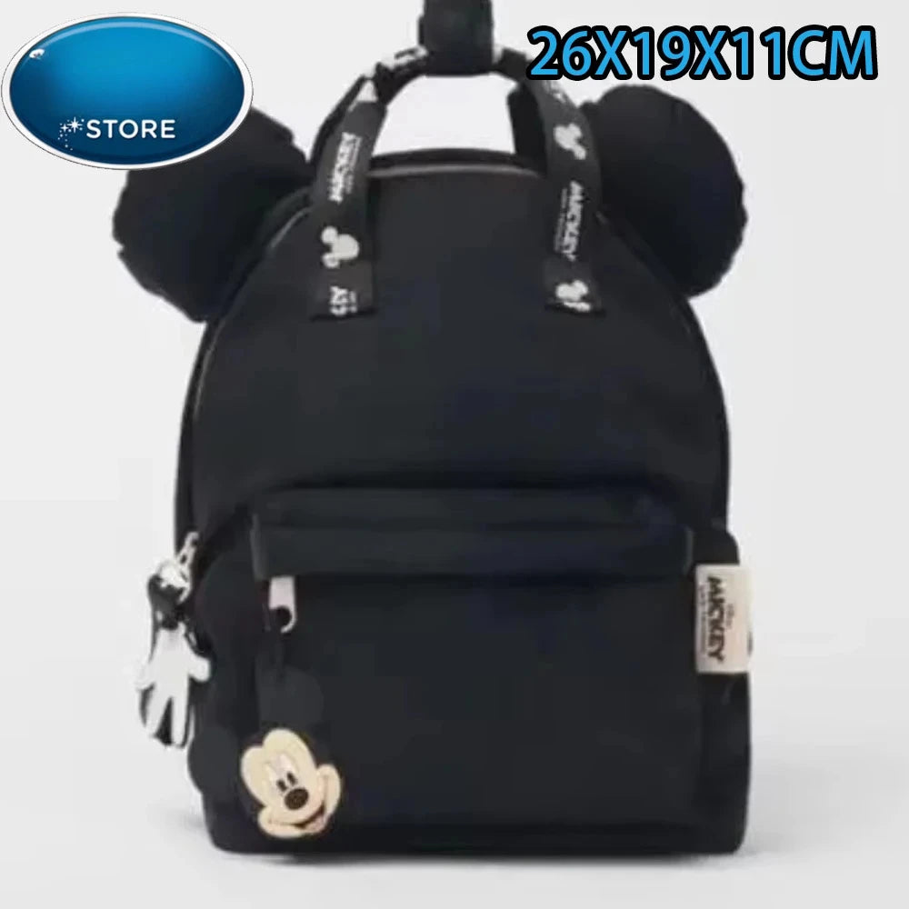 Mochila de peluche de ratón pato negro con detalle de cremallera.