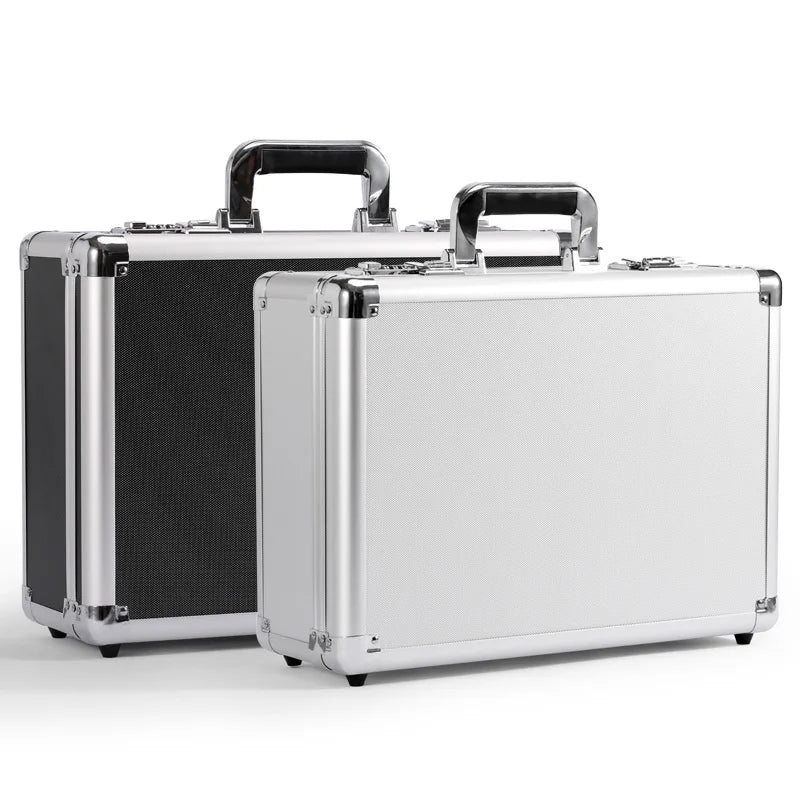 Une boîte à outils portable en aluminium argentée avec une poignée, montrée en studio.
