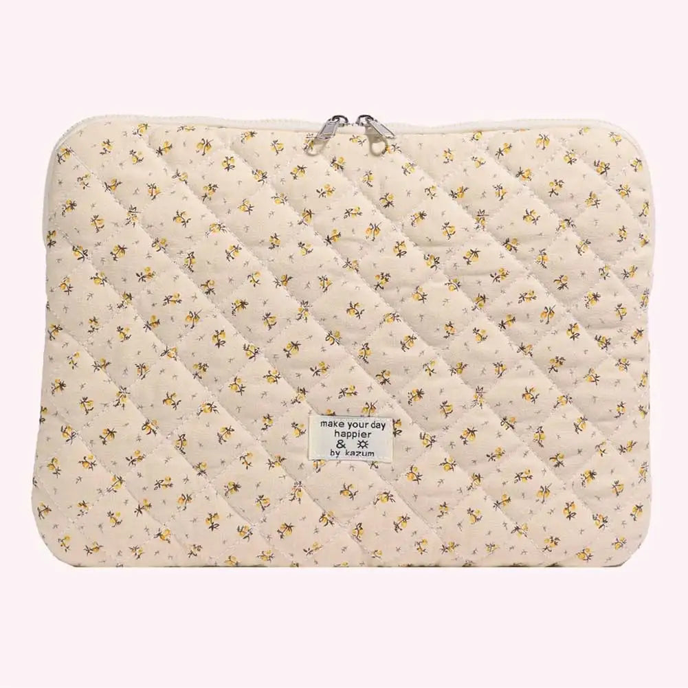 Funda acolchada para portátil con estampado floral color crema y hebilla plateada.
