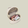 Petit sac bandoulière matelassé beige clair avec une chaîne dorée, ouvert pour montrer son intérieur et son espace de rangeme