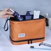Braune Nylon-Toilettentasche mit Nivea Men-Produkten, Zahnbürste und Rasierer.