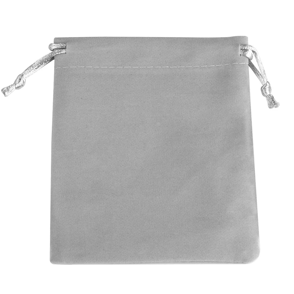 Bolsa de regalo de terciopelo gris suave con cordones de color claro.