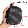 Pochette utilitaire noire en Dyneema 2 pour clés et essentiels, tenue par une main.
