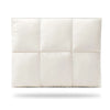 Housse de protection pour ordinateur portable rembourrée et matelassée blanche avec des bords cousus.