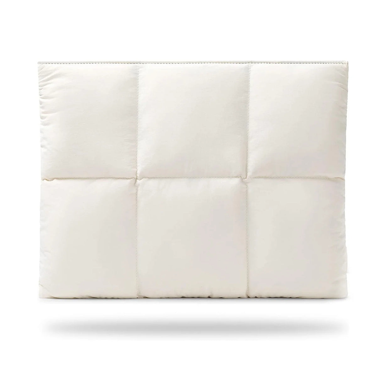 Housse de protection pour ordinateur portable rembourrée et matelassée blanche avec des bords cousus.