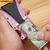 Una mano sostiene una billetera minimalista de aluminio rosa y negro con bloqueo RFID, mostrando un retrato de un billete de 